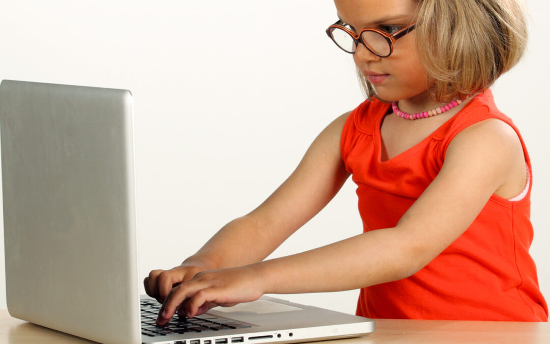 une enfant qui tape sur un ordinateur blog wesco