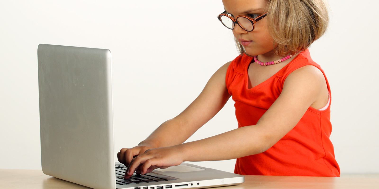 une enfant qui tape sur un ordinateur blog wesco