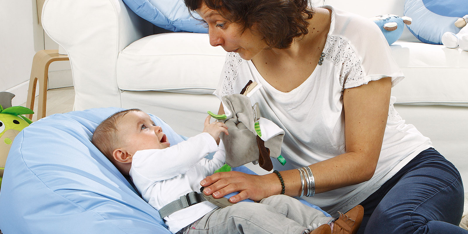 Femme qui regarde Bébé sur son nidoo, un coussin sécurisé pour enfant blog wesco