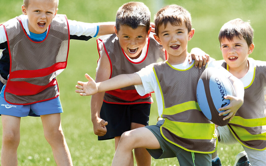 enfants extérieur avec chasuble en tissu et ballon de rugby blog wesco