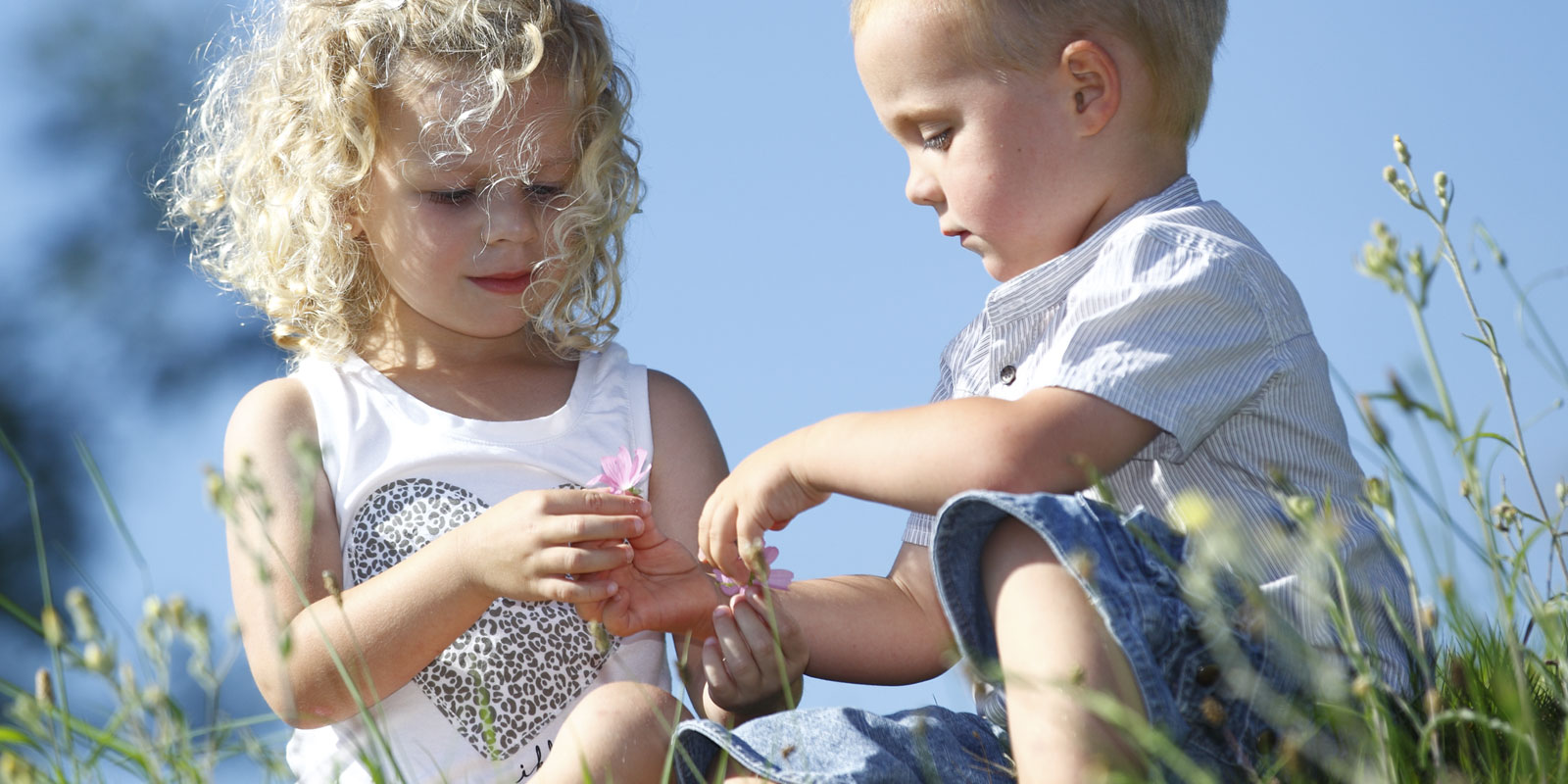 deux enfants en extérieur qui s'offrent des fleurs blog wesco