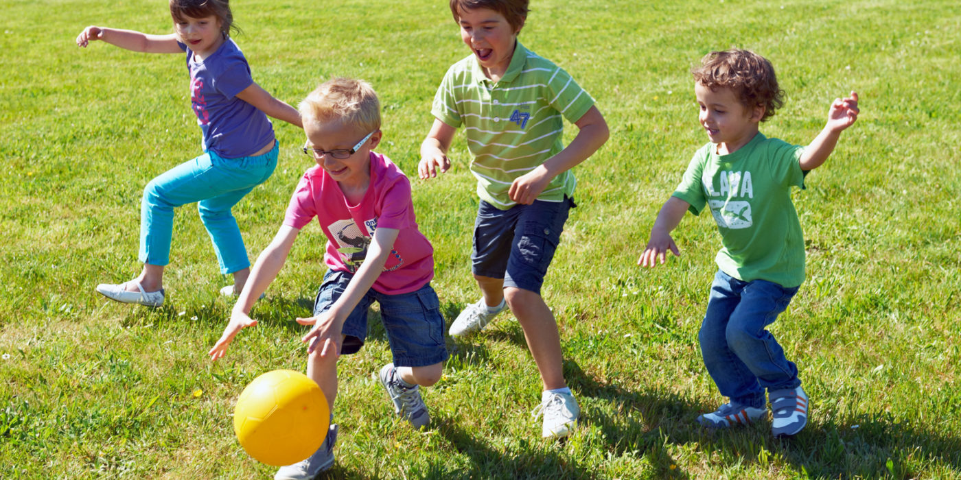 des enfants qui jouent au ballon en extérieur blog wesco