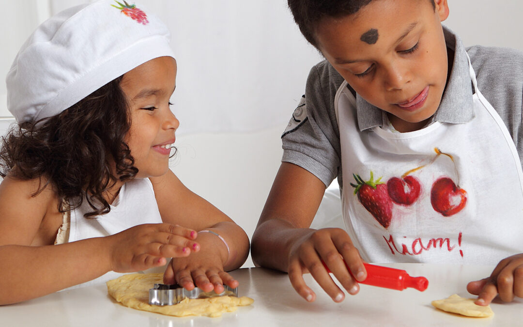 enfants qui cuisinent emporte-pièce avec tablier, emporte-pièce et rouleau blog wesco