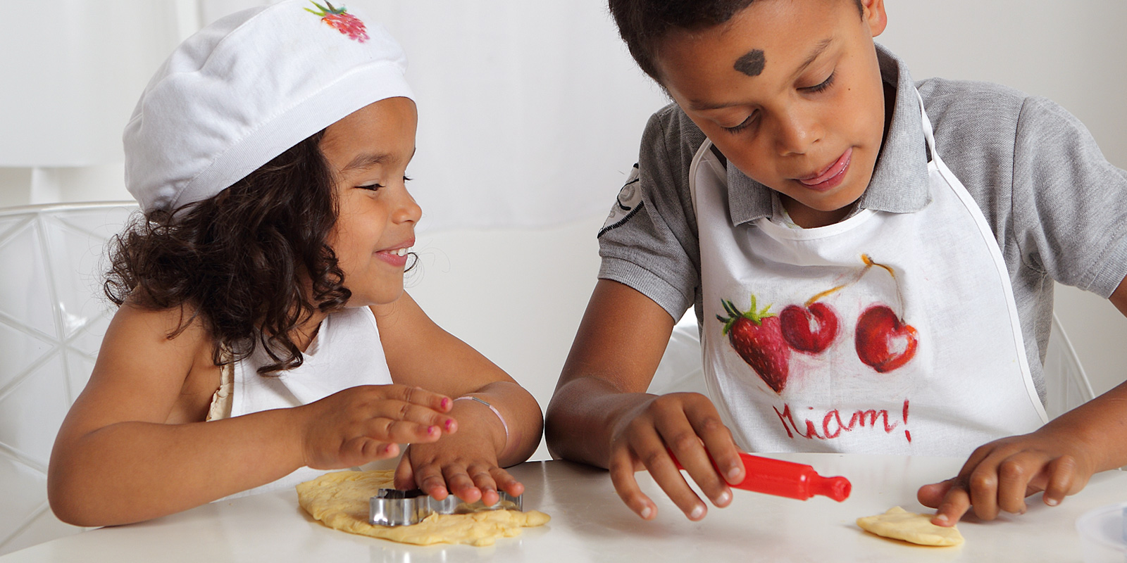 enfants qui cuisinent emporte-pièce avec tablier, emporte-pièce et rouleau blog wesco