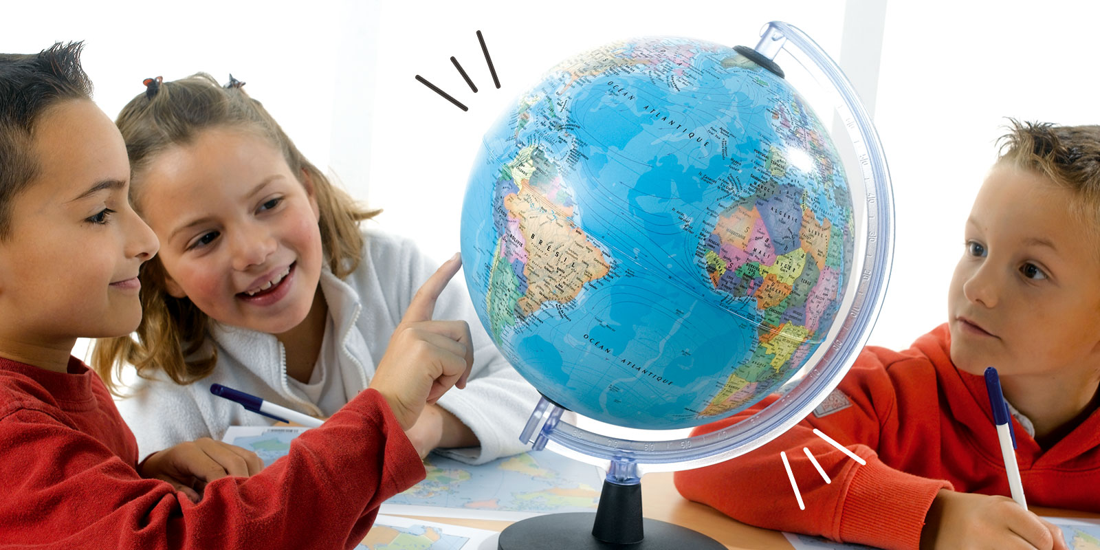 enfants qui travaillent en observant le globe terrestre blog wesco