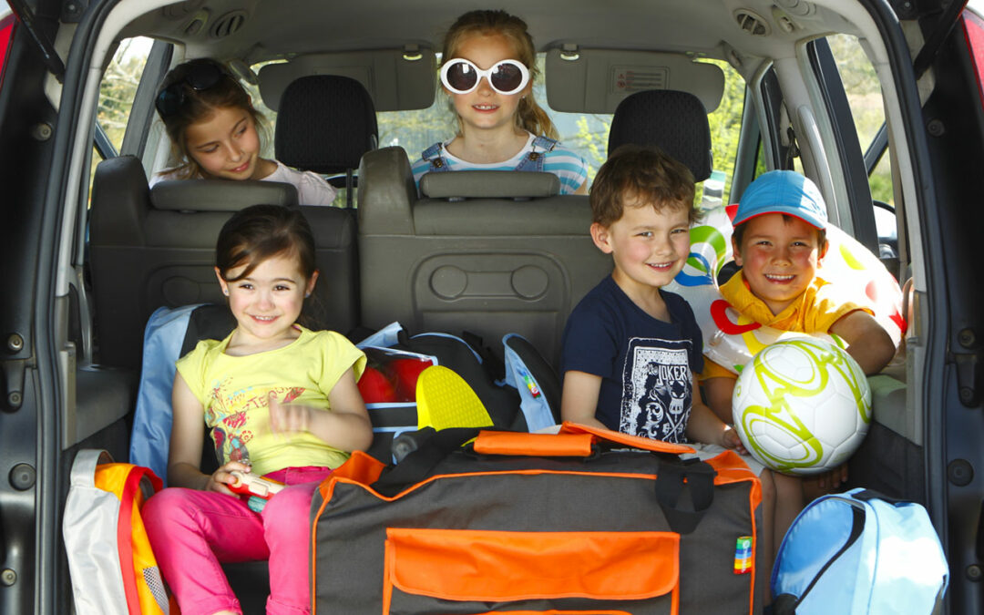 groupe d'enfants dans le coffre et dans la voiture départ vacances blog wesco