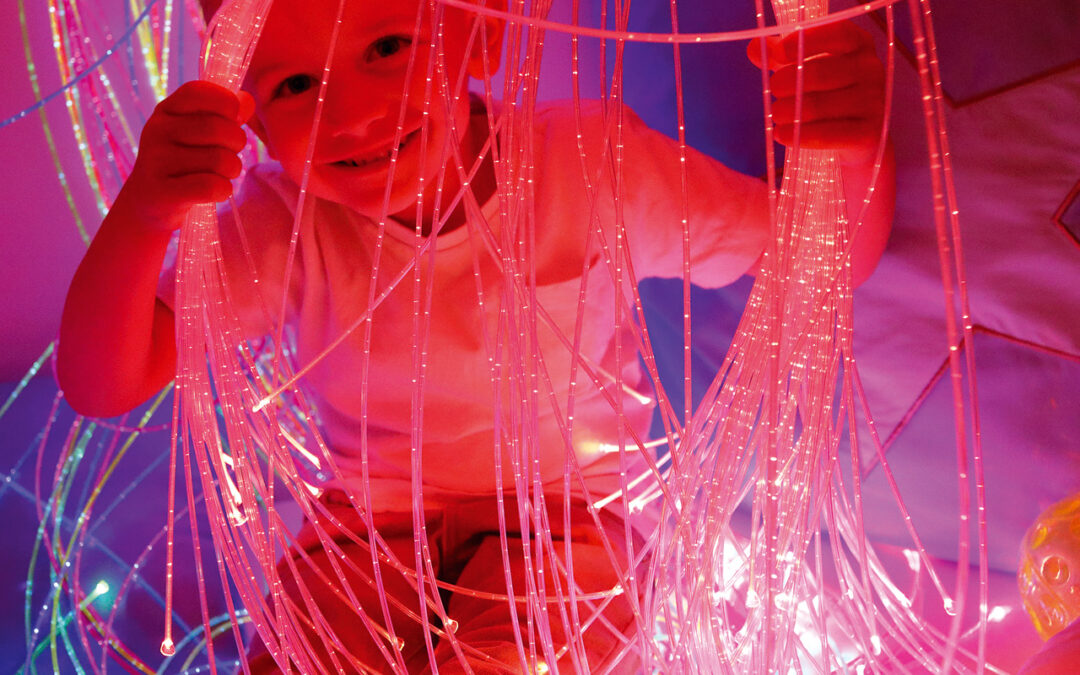 enfant qui s'amuse avec fibres optiques multicolores lumineuses blog wesco