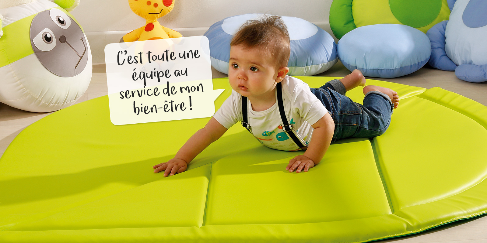 bébé sur le ventre sur tapis biface feuille et avec coussins blog wesco