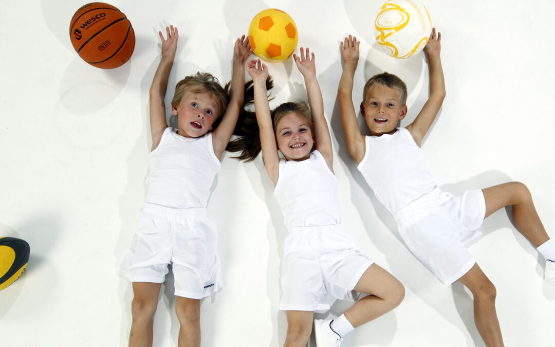 enfants allongés sur le sol habillé en blanc entourés de ballons sport blog wesco