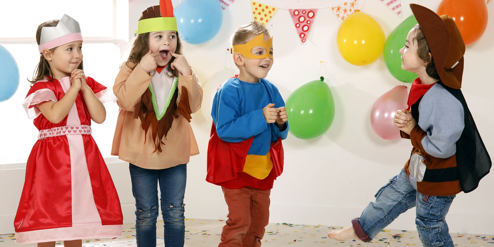 enfants qui font la fête avec déguisement l'indien, le super héros, la princesse blog Wesco