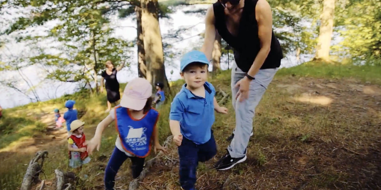 enfants qui se promènent dans la forêt avec une adulte blog Wesco