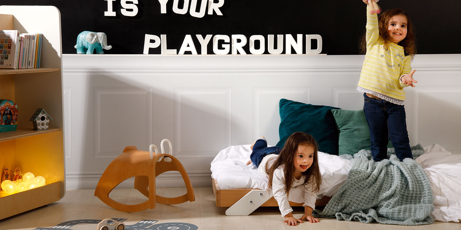 enfants qui s'amusent sur le lit bas empilable poupée et bascule rocky blog Wesco