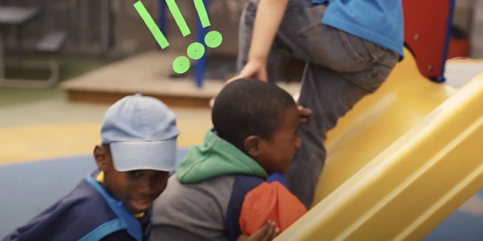enfants qui jouent ensemble sur un toboggan qui se chamaillent blog wesco