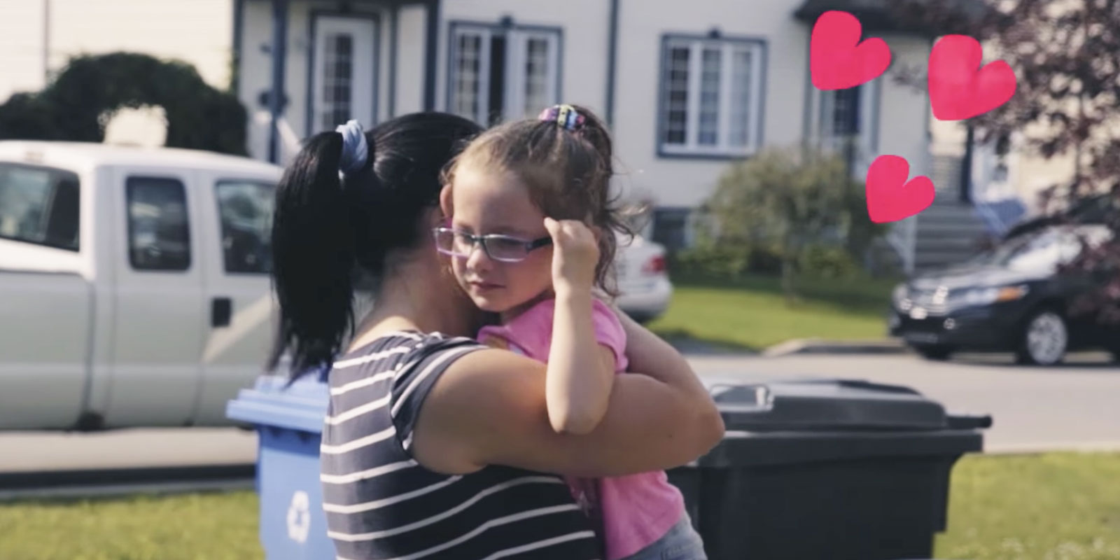 femme qui porte un enfant dans les bras video dis moi blog wesco