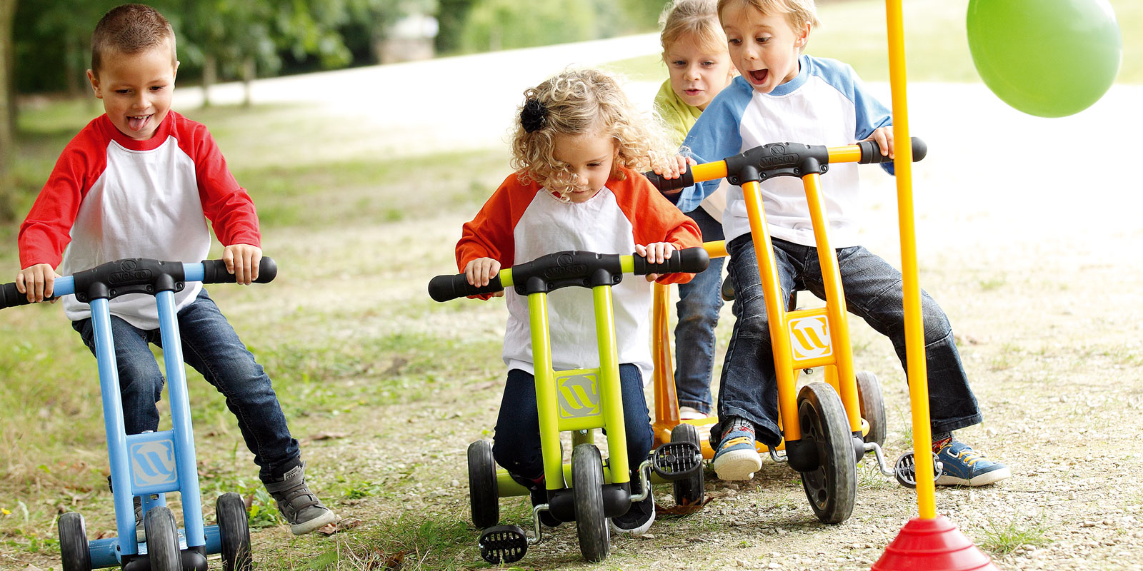 Course d'enfants en trottinette et tricycle sur l'herbe blog Wesco sécurité routière blog wesco