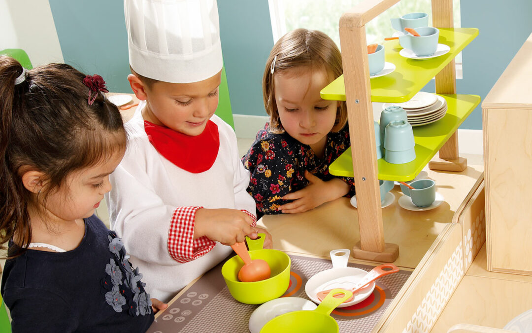 Enfants qui cuisinent sur la cuisine gastronome avec déguisement le cuisinier blog Wesco