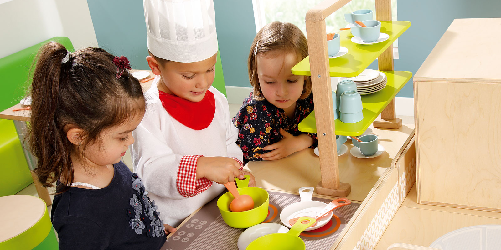 Enfants qui cuisinent sur la cuisine gastronome avec déguisement le cuisinier blog Wesco