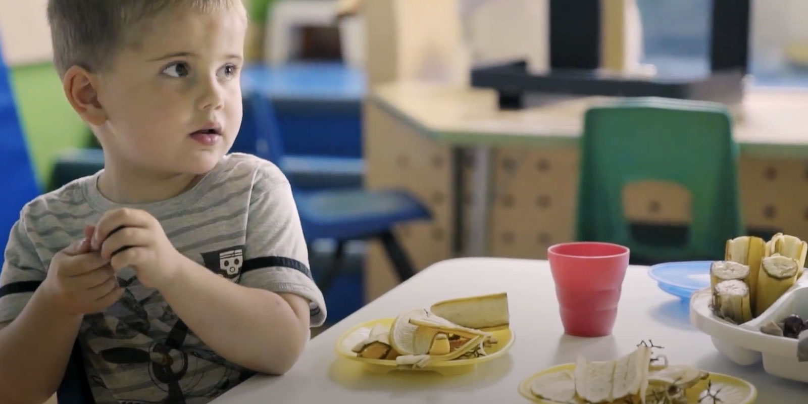 enfant assis à une table qui a fini son assiette blog wesco