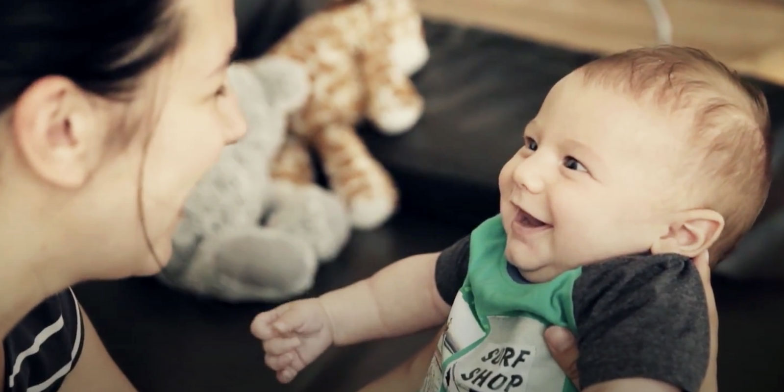 bébé qui sourit en regardant la femme video dis moi bisous sourires blog wesco