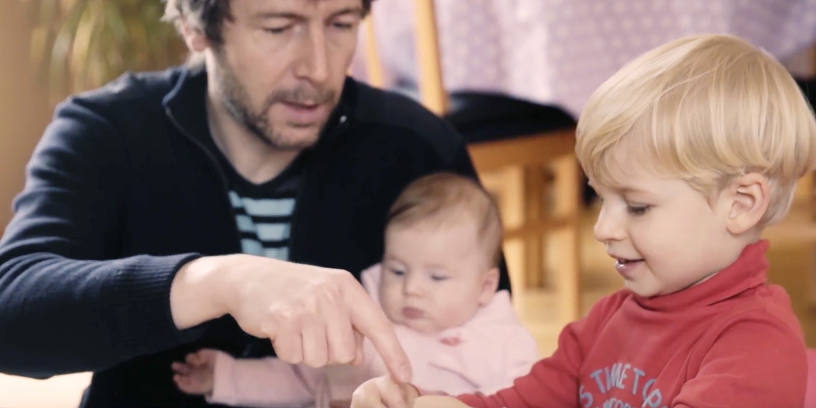 Homme avec bébé dans les bras et autre enfant qui joue blog Wesco