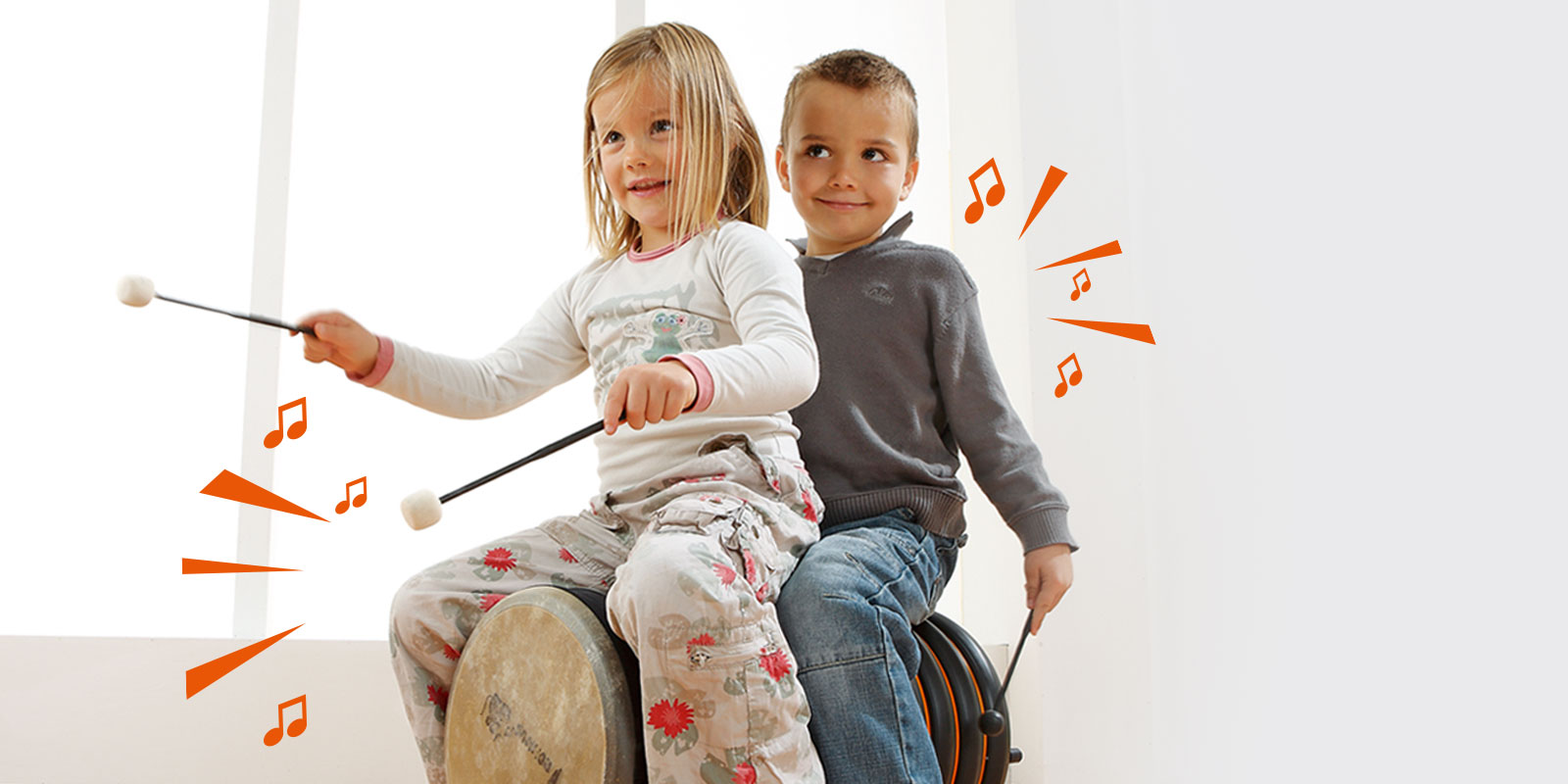 Deux enfants qui sont assis et tapent sur un tambourgs blog Wesco