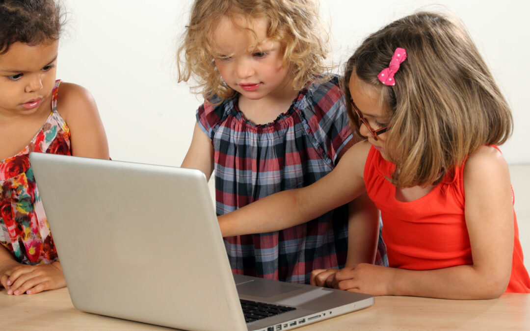 Trois enfants devant un écran d'ordinateur blog Wesco
