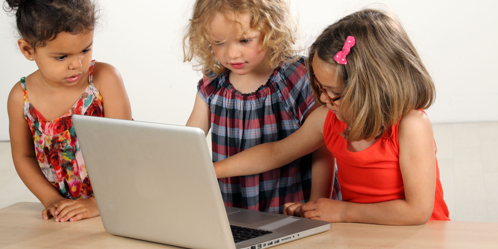Trois enfants devant un écran d'ordinateur blog Wesco