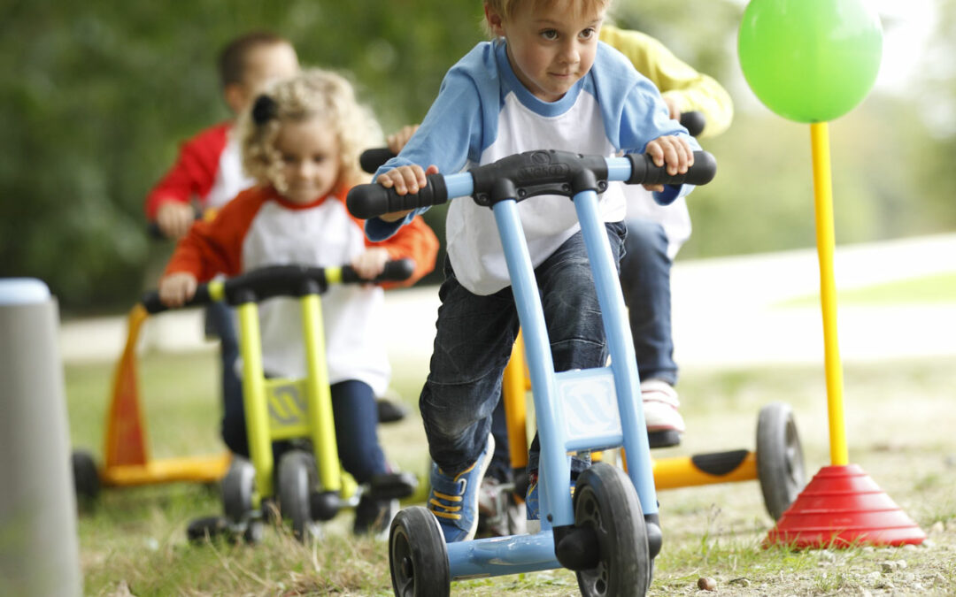 Course d'enfants en trottinette et tricycle sur l'herbe blog Wesco