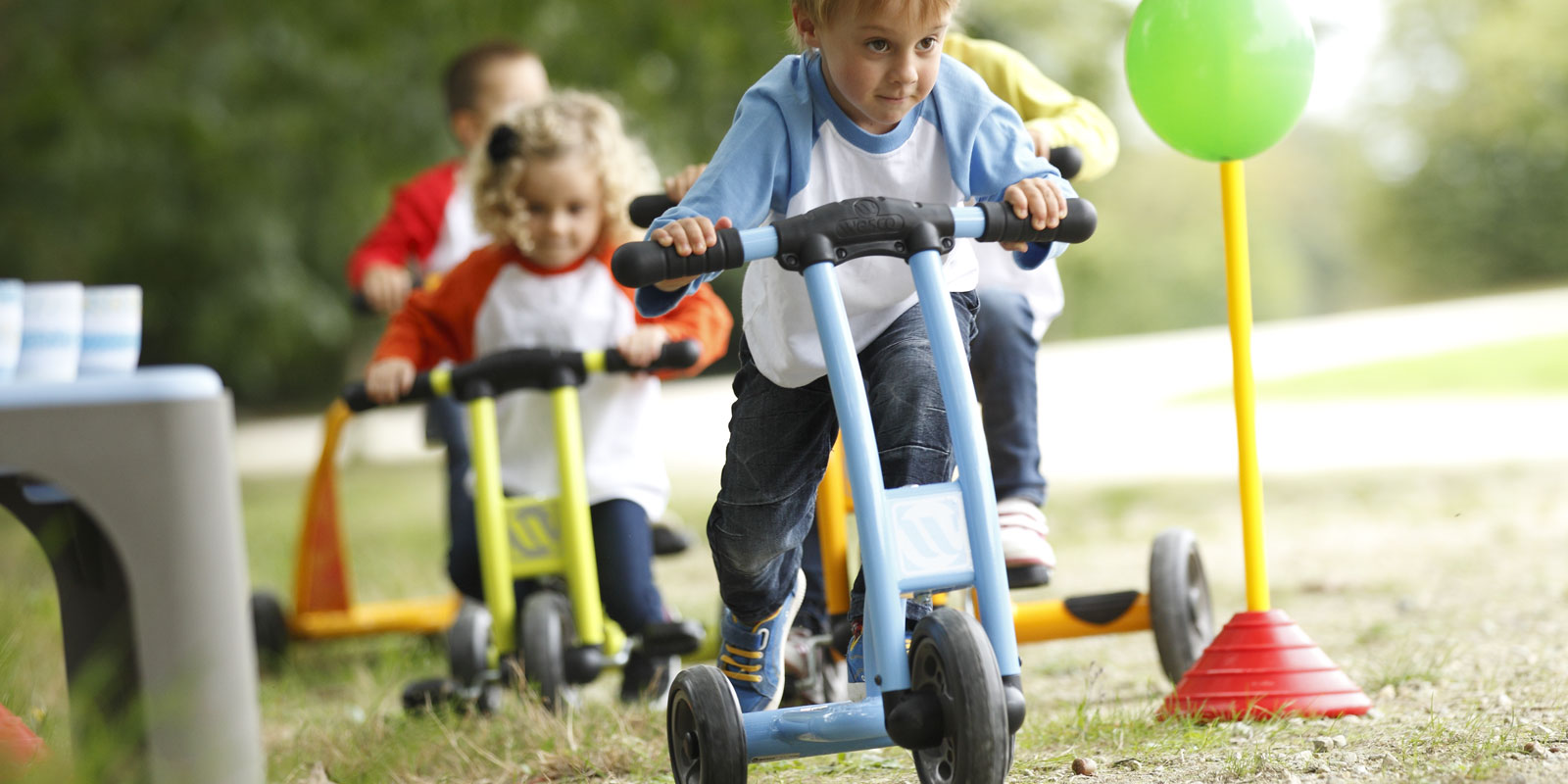 Course d'enfants en trottinette et tricycle sur l'herbe blog Wesco