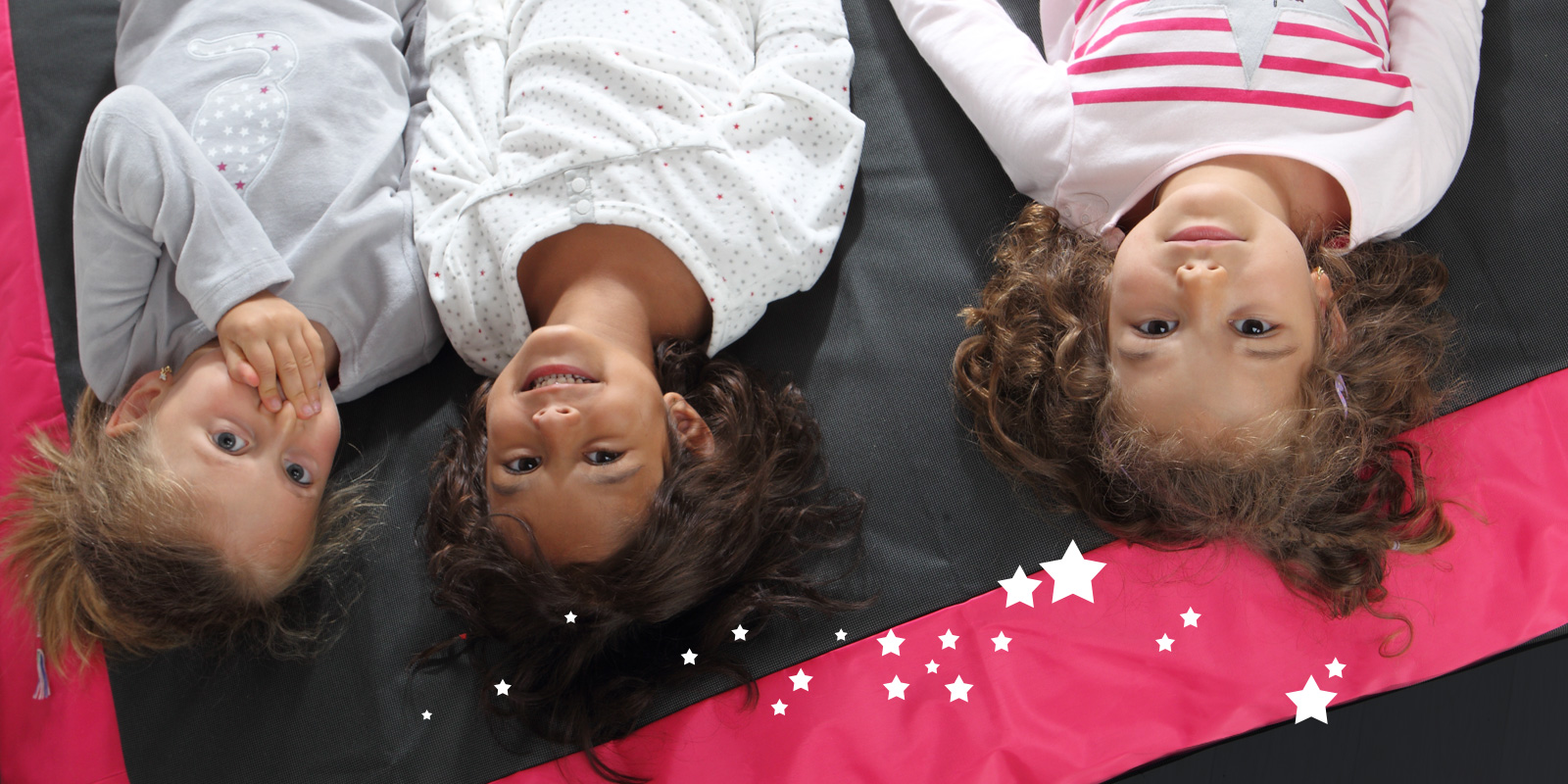 enfants allongés sur le dos à la belle étoile blog Wesco