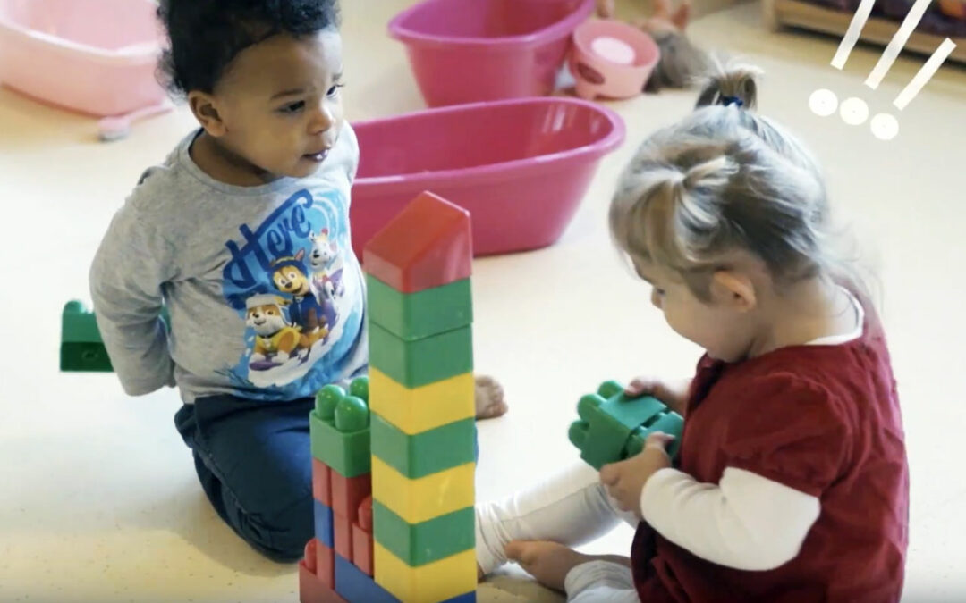 Deux bébés qui jouent avec cubes de construction blog wesco
