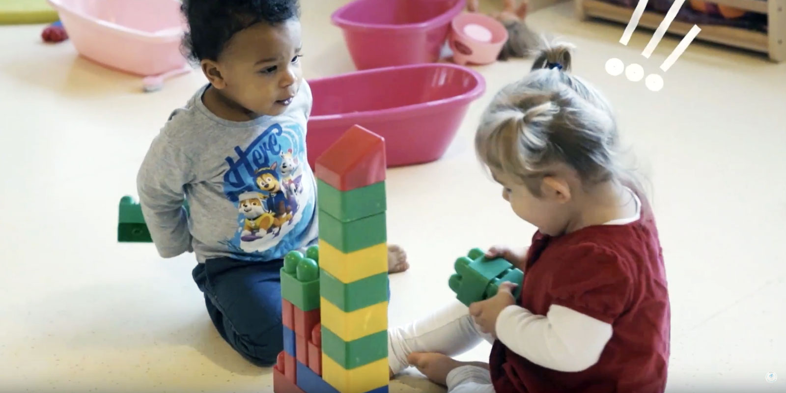 Deux bébés qui jouent avec cubes de construction blog wesco