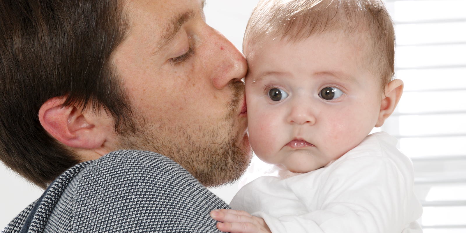 Homme qui embrasse la joue de bébé blog wesco