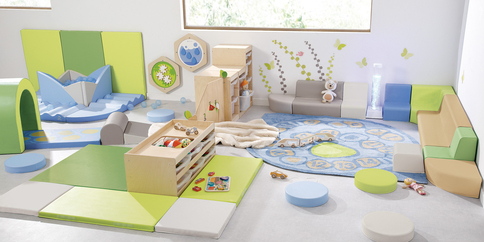 espace enfants avec tapis banquettes et piscine à balles blog wesco