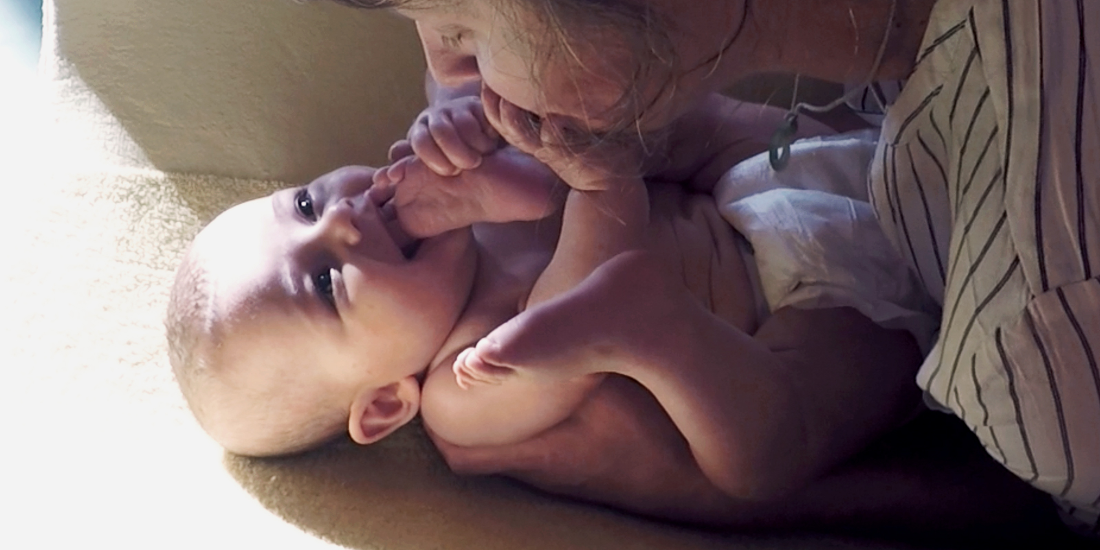 femme qui masse bébé blog wesco