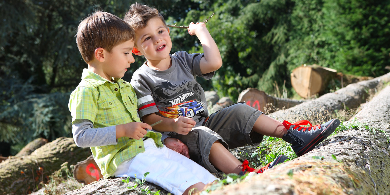 deux enfants assis en pleine air blog wesco
