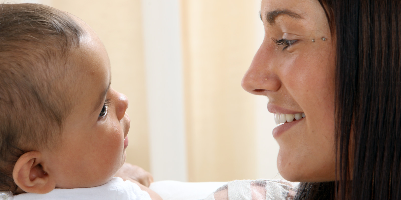 regard entre une femme et un bébé blog wesco