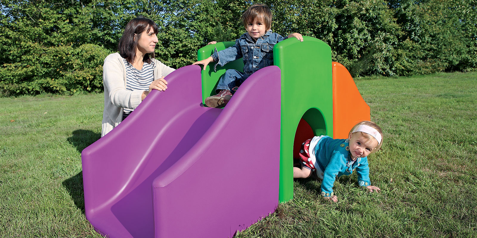 enfant en plein air sur structure de jeux blog wesco