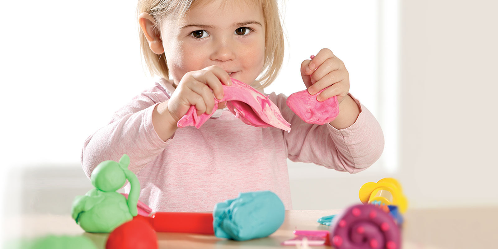 enfant qui joue avec pate à modeler blog wesco