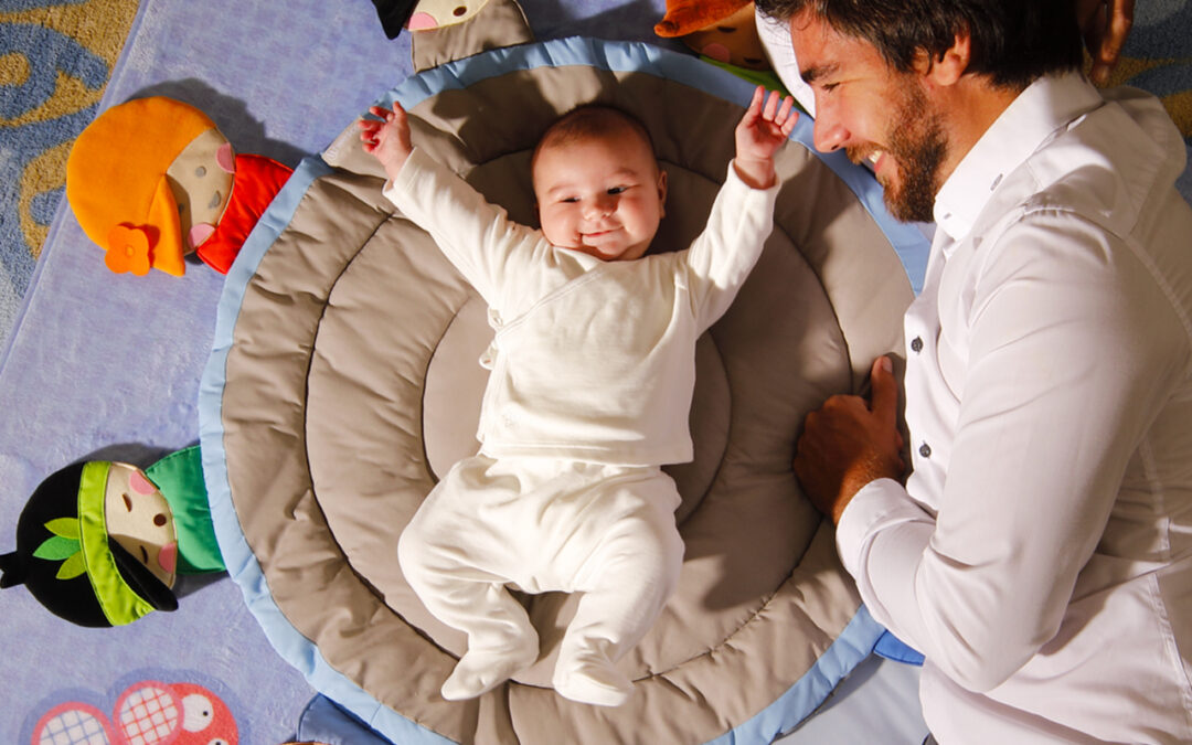 Le rôle du père est essentiel avec bébé allongé sur tapis blog wesco
