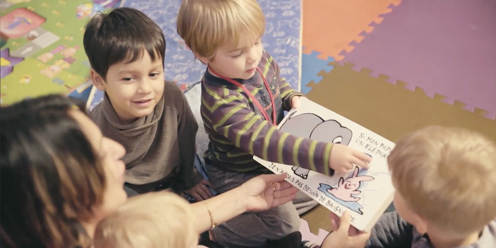 groupe d'enfant autour d'une femme qui lit un livre aide à s'endormir blog wesco