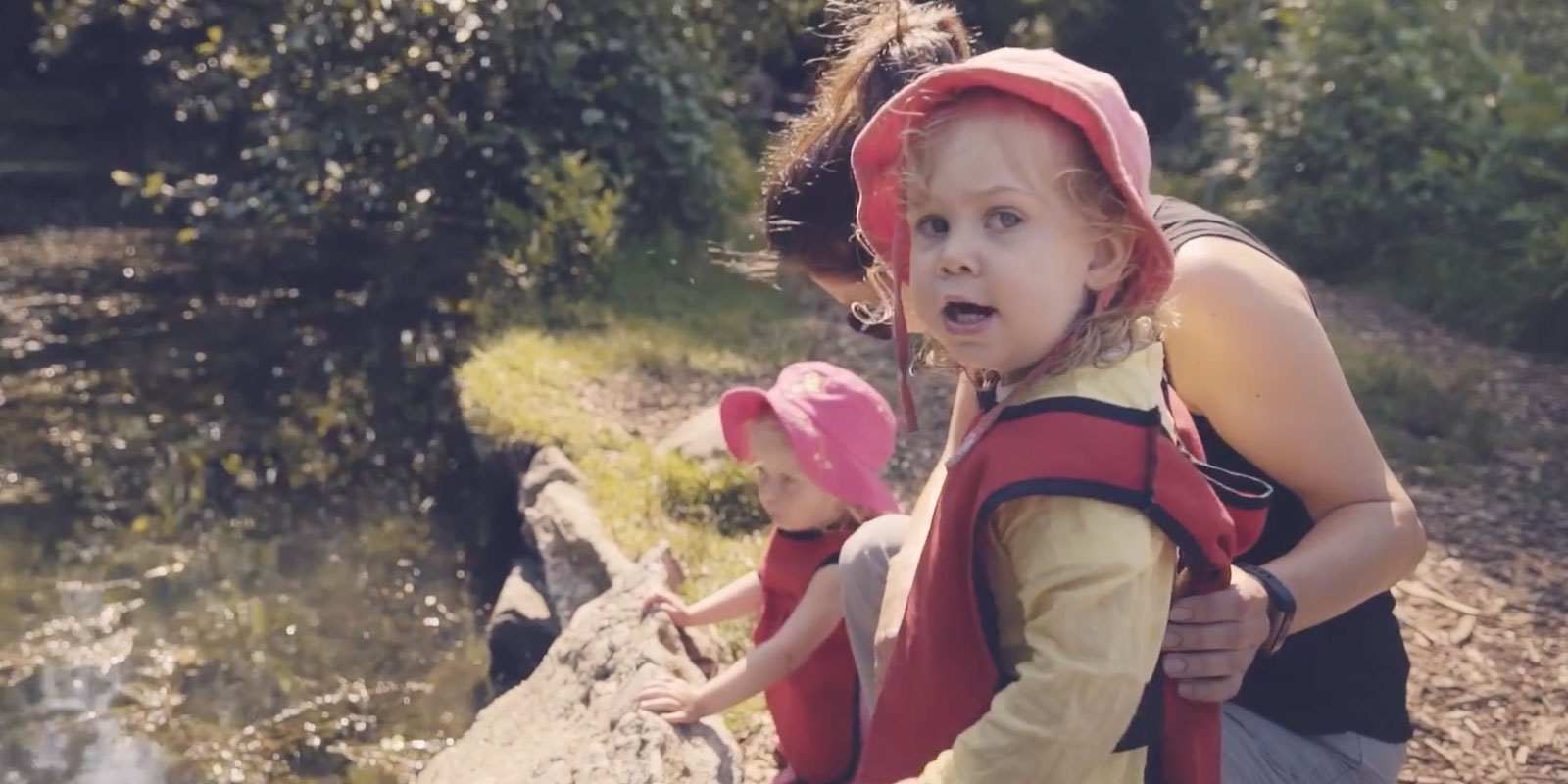 enfants en exterieur près de l'eau qui communiquent blog wesco