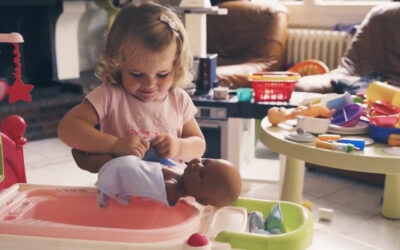Qu’est-ce que les enfants apprennent en imitant les grands ?