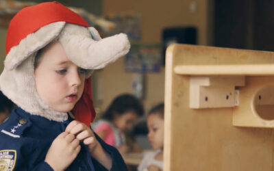 Peut-on laisser un enfant jouer seul, à l’écart du groupe ?