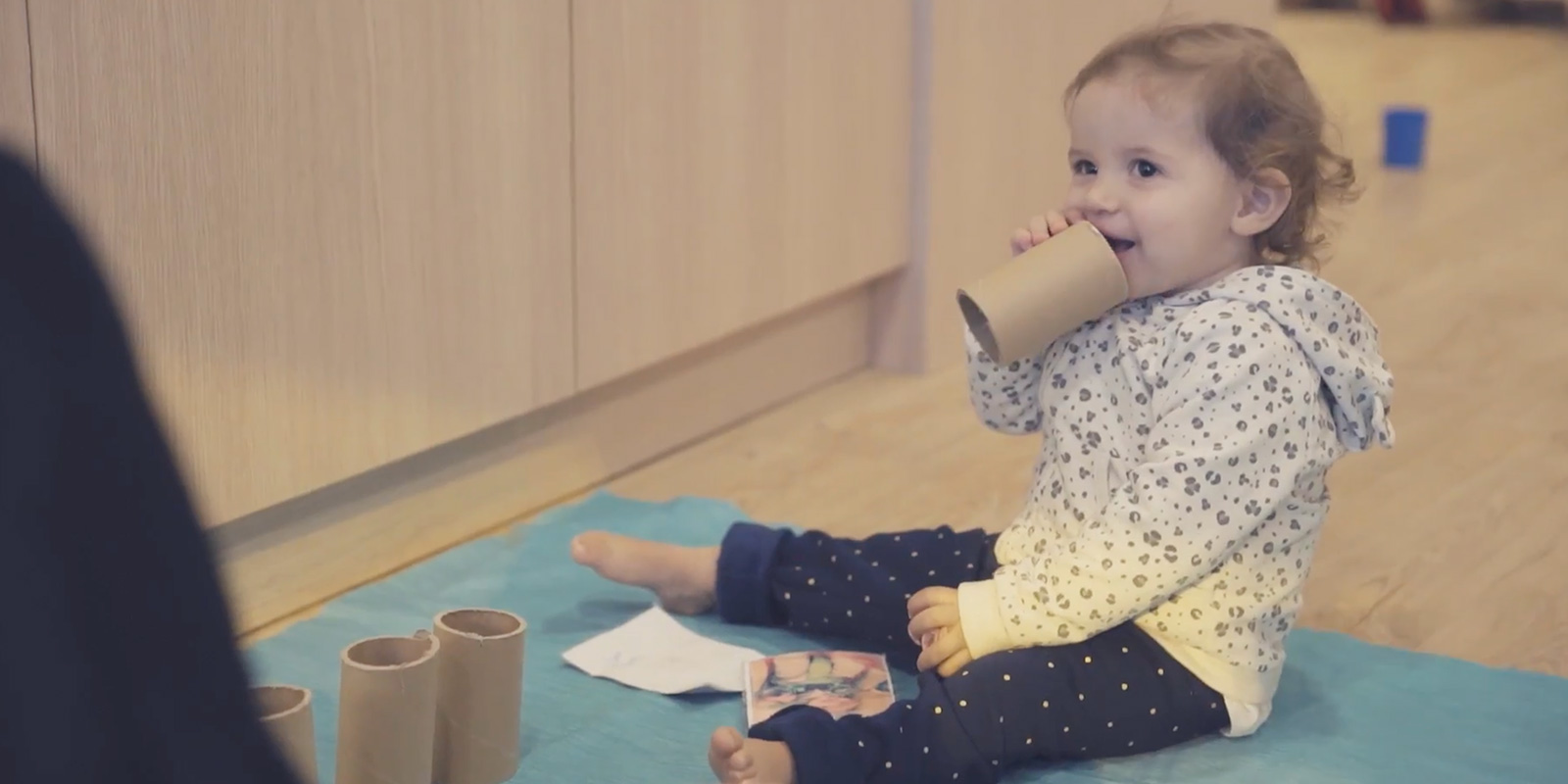 bébé avec objet dans la main gaucher ou droitier blog wesco