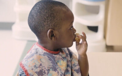 Peut-on laisser les enfants jouer avec la nourriture ?