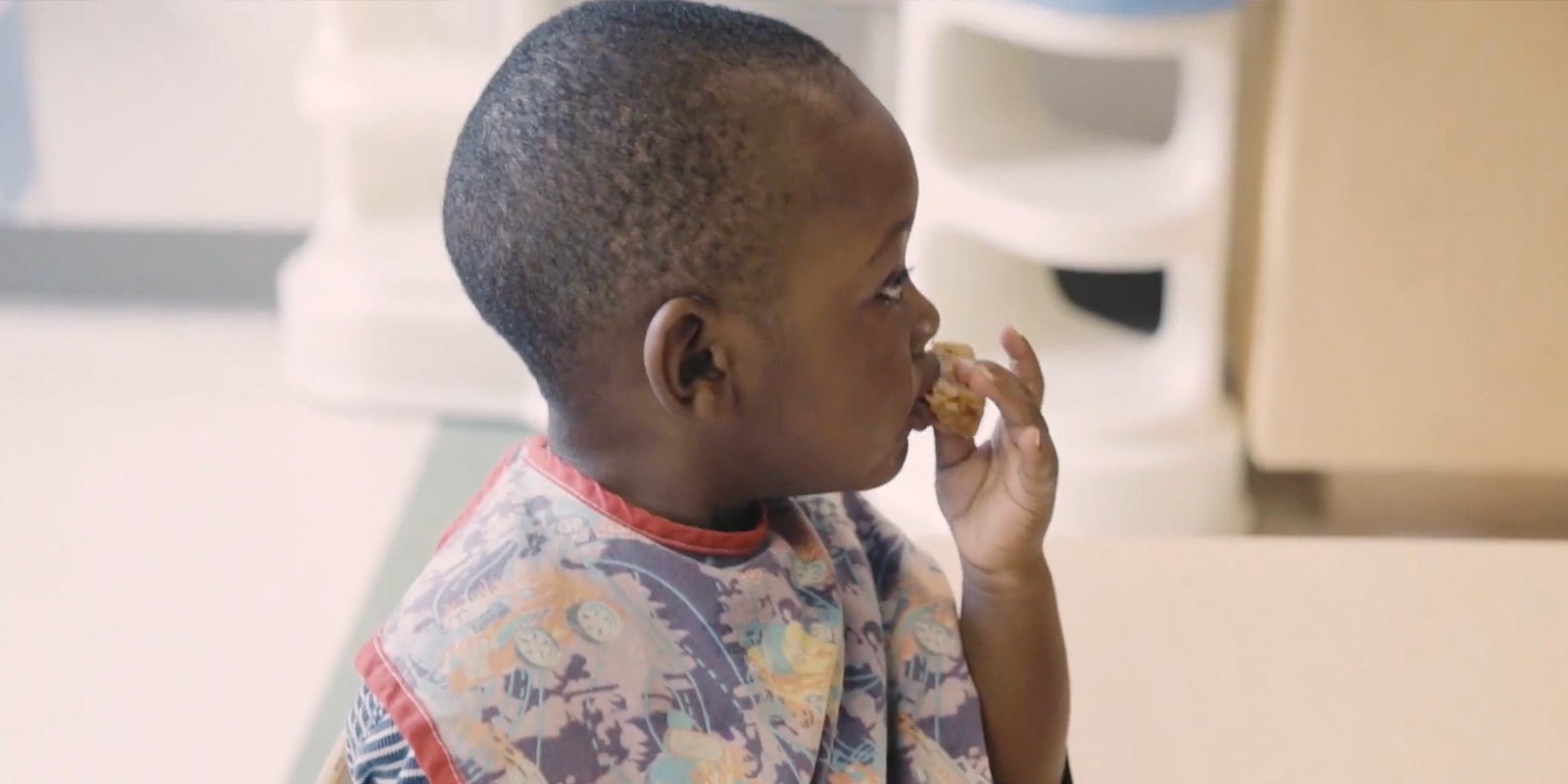 bébé qui mange tout seul jouer et nourriture blog wesco