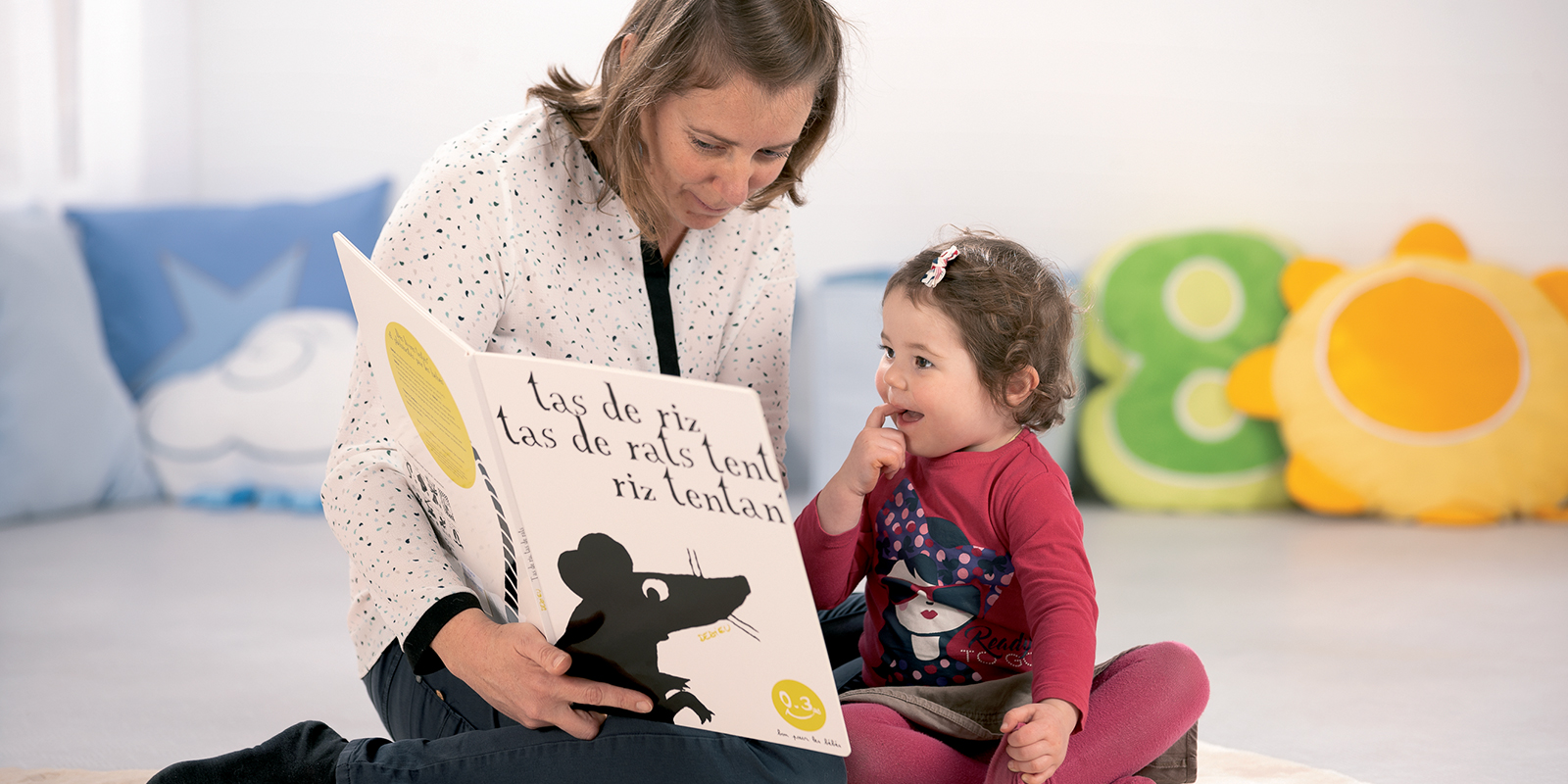 femme qui lit et montre des poésie à bébé blog wesco