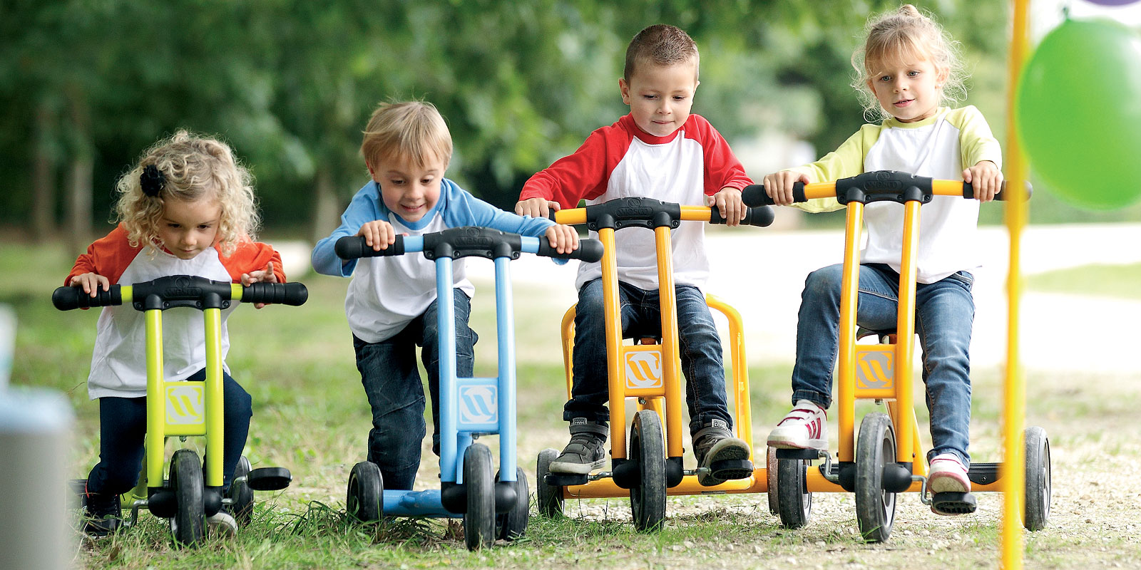 Course d'enfants en trottinette et tricycle sur l'herbe blog Wesco