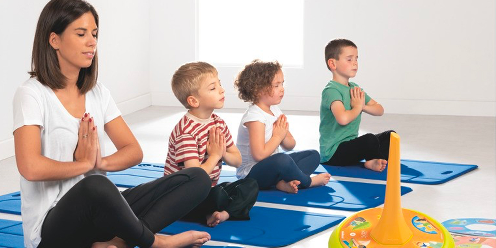 enfants qui font du yogo avec un adulte sur tapis bienfaits blog wesco